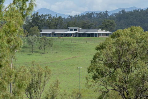 Skyline Farm House - Whitsundays Accommodation 1