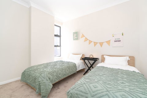 SP246-Brandnew Modern Apt In Penrith With Parking - Whitsundays Accommodation 2