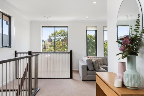 Spacious 4-Bed House With Parking And Backyard - Whitsundays Accommodation 1