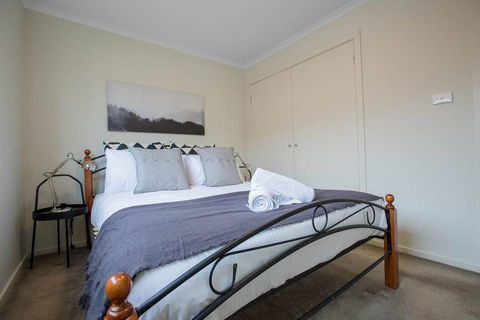 Spacious Lovely 5Beds Home@Point Cook - Whitsundays Accommodation 2