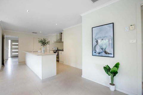 Spacious Lovely 5Beds Home@Point Cook - Whitsundays Accommodation 3