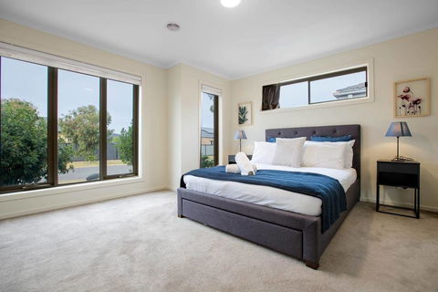 Spacious Lovely 5Beds Home@Point Cook - Whitsundays Accommodation 1