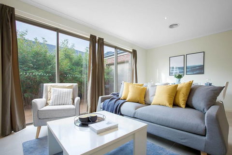 Spacious Lovely 5Beds Home@Point Cook - Whitsundays Accommodation 0