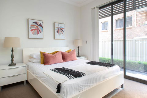 Spacious Two-Bedroom Apartment Near Hospital - Whitsundays Accommodation 1
