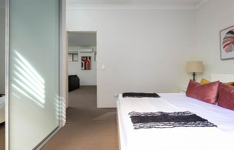Spacious Two-Bedroom Apartment Near Hospital - Whitsundays Accommodation 2