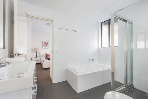 Spacious Two-Bedroom Apartment Near Hospital - Whitsundays Accommodation 3