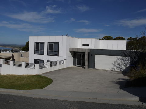 Spectacular Holiday Living - Whitsundays Accommodation 0