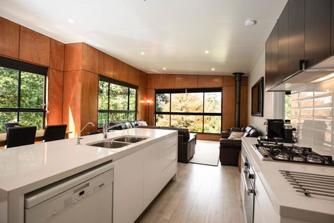 Springbrook25 Upper Apartment - Whitsundays Accommodation 2