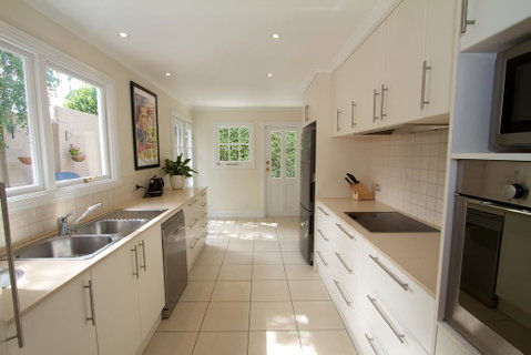 Strahan House - Whitsundays Accommodation 2