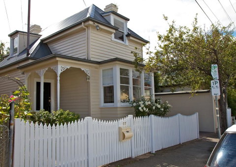 Strahan House - Whitsundays Accommodation 1
