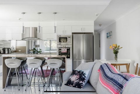 Stunning Burleigh Beach Apartment - Whitsundays Accommodation 0