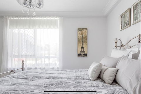 Stunning Burleigh Beach Apartment - Whitsundays Accommodation 3
