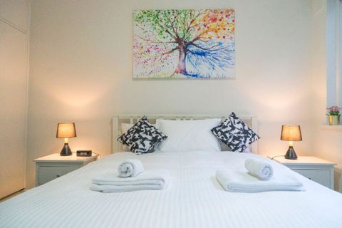 Stunning Hidden Gem In The Heart Of St. Kilda, 2 Bed, 1 Bath Free WiFi, Carpark & Netflix! - Whitsundays Accommodation 2