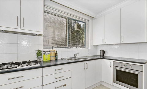 Stunning Hidden Gem In The Heart Of St. Kilda, 2 Bed, 1 Bath Free WiFi, Carpark & Netflix! - Whitsundays Accommodation 0