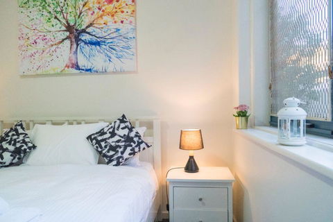 Stunning Hidden Gem In The Heart Of St. Kilda, 2 Bed, 1 Bath Free WiFi, Carpark & Netflix! - Whitsundays Accommodation 3