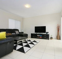 Stunning Home Near Scarborough Beach Sleeps 11 - Whitsundays Accommodation