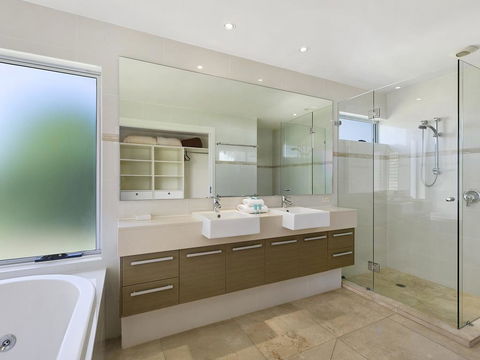 Stunning Riverfront Apartment In Noosaville - Unit 2 Wai Cocos 215 Gympie Terrace - Whitsundays Accommodation 3