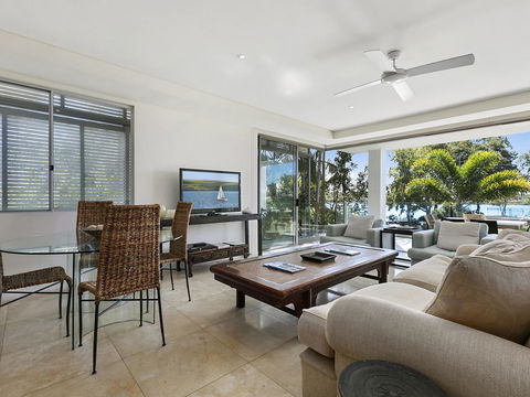 Stunning Riverfront Apartment In Noosaville - Unit 2 Wai Cocos 215 Gympie Terrace - Whitsundays Accommodation 2
