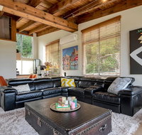 STYLISH  RELAXED LAKE HOME // NARRABEEN - Whitsundays Accommodation