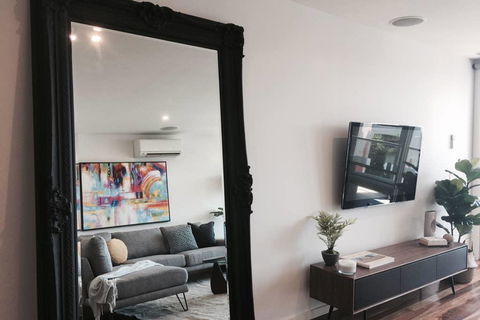 Stylish Saint Kilda Pad. Walk To Beach And Cafes, Luna Park - Whitsundays Accommodation 1