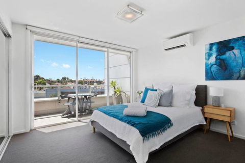 Stylish Saint Kilda Pad. Walk To Beach And Cafes, Luna Park - Whitsundays Accommodation 2