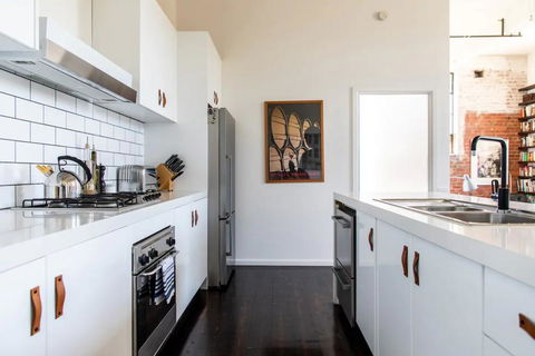 Stylish Warehouse Conversion In The Heart Of Fitzroy - Whitsundays Accommodation 2