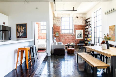 Stylish Warehouse Conversion In The Heart Of Fitzroy - Whitsundays Accommodation 1