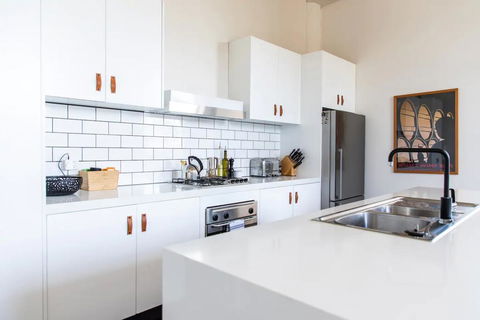 Stylish Warehouse Conversion In The Heart Of Fitzroy - Whitsundays Accommodation 3