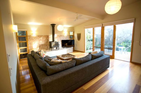 SUNNY DAZE - Whitsundays Accommodation 0