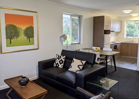 Superb 2 BR Apartment Minutes To CBD- Cen8 - Whitsundays Accommodation 0