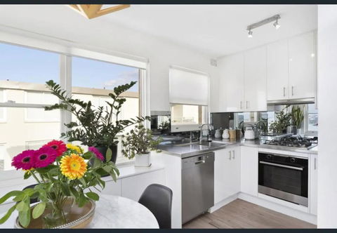 SurfSide Escape In Coogee - Whitsundays Accommodation 0