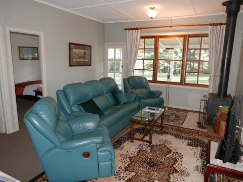 Sutton Forest Cottage - Whitsundays Accommodation 2