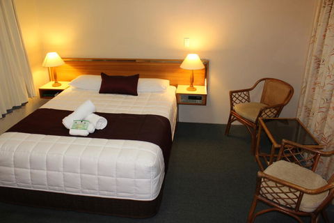 Tabourie Lake Motor Inn - Whitsundays Accommodation 2