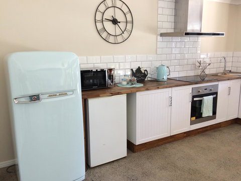 TAKURA HEIGHTS Modern Country Apartment With Pool Access - Whitsundays Accommodation 3