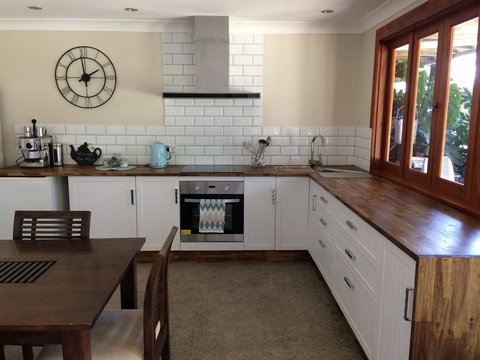 TAKURA HEIGHTS Modern Country Apartment With Pool Access - Whitsundays Accommodation 2