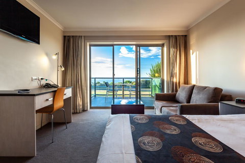 Beachfront Bicheno - Whitsundays Accommodation 0