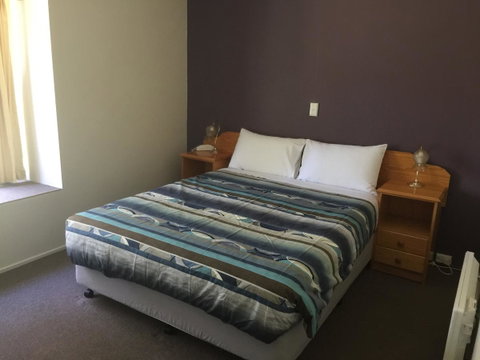 The Fox And Hounds Historic Hotel - Whitsundays Accommodation 10