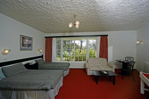 The Fox And Hounds Historic Hotel - Whitsundays Accommodation 30