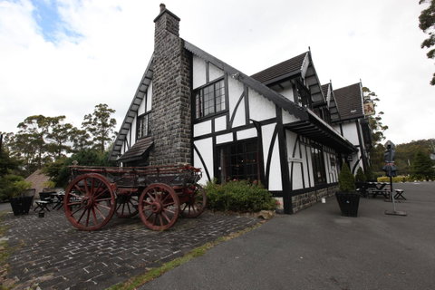 The Fox And Hounds Historic Hotel - Whitsundays Accommodation 32
