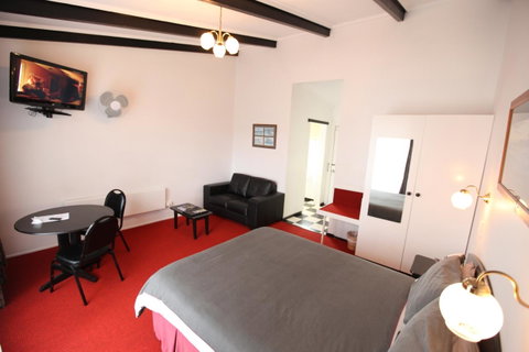 The Fox And Hounds Historic Hotel - Whitsundays Accommodation 34