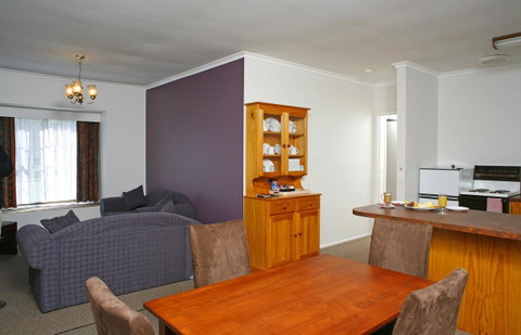 The Fox And Hounds Historic Hotel - Whitsundays Accommodation 20