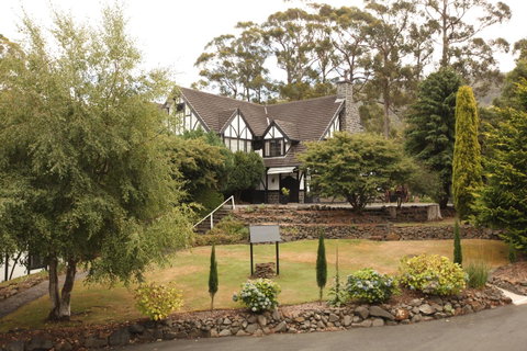 The Fox And Hounds Historic Hotel - Whitsundays Accommodation 39