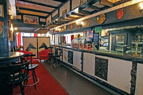 The Fox And Hounds Historic Hotel - Whitsundays Accommodation 33