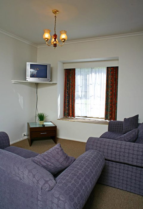 The Fox And Hounds Historic Hotel - Whitsundays Accommodation 24