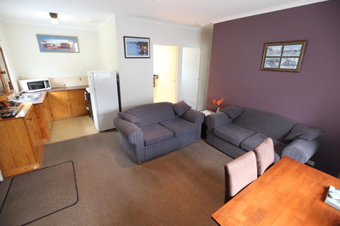 The Fox And Hounds Historic Hotel - Whitsundays Accommodation 18