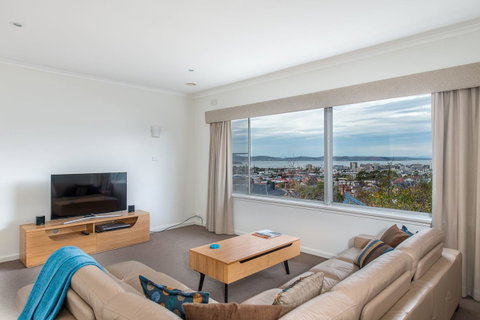 City Lights - Whitsundays Accommodation 7