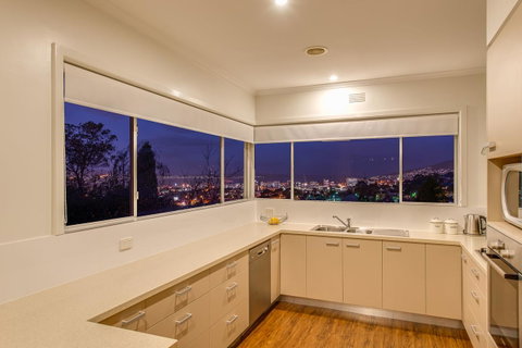 City Lights - Whitsundays Accommodation 0