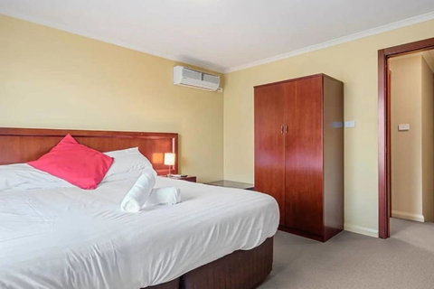 Battery Point Apartment With Car Park - Whitsundays Accommodation 5