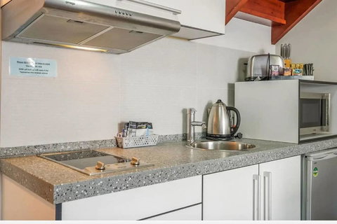 Battery Point Apartment With Car Park - Whitsundays Accommodation 7