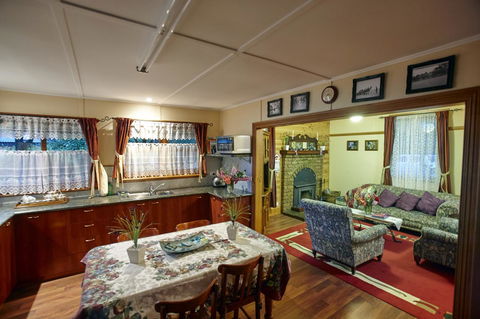 Blue Wren Riverside Cottage - Whitsundays Accommodation 17